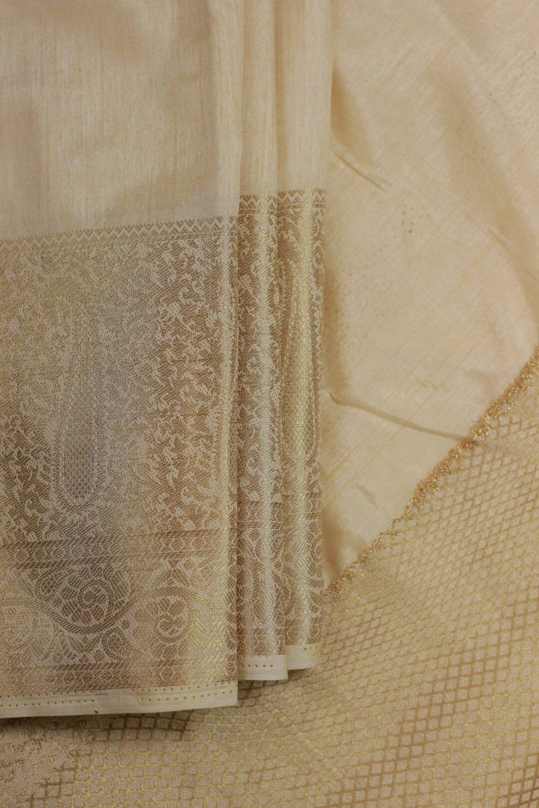 Elegant Bold Saree - Image 3